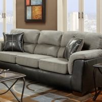 Coussins en cuir sur un canapé gris