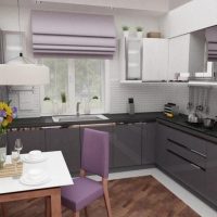 Rideaux lilas à l'intérieur d'une cuisine grise