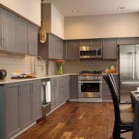 Plancher en bois dans la cuisine grise