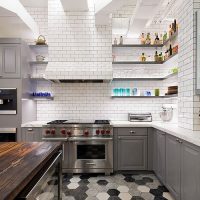 Étagères ouvertes à l'intérieur de la cuisine