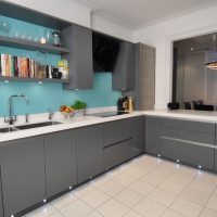Mur bleu dans une cuisine grise