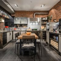 Conception de cuisine avec mur de briques.