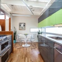 Plafond en bois dans la cuisine d'une maison de campagne