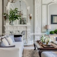 Salón de estilo clásico con dos sofás.