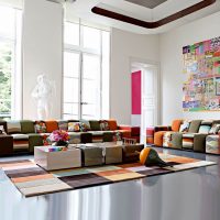 Decoración luminosa de una gran sala de estar.