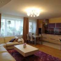 Cocina-sala de estar en un moderno edificio de gran altura.