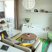 Un pequeño estante para decoraciones en la pared de la sala