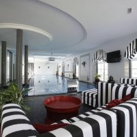 Textil a rayas en el interior del salón