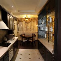 Cocina con comedor cerca de la ventana.