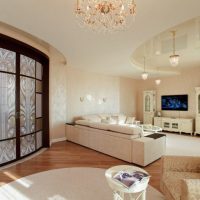 Amplio salón beige
