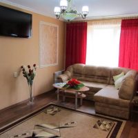 Cortinas rojas en una pequeña sala de estar.