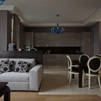 Diseño de sala de estar con paredes marrones.