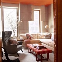 Área de descanso con muebles tapizados.