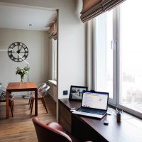 Un alféizar de la ventana en un apartamento moderno