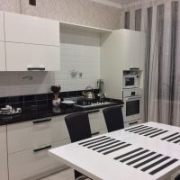 Mueble de cocina negro sobre encimera