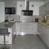 Foto de una cocina real con una península
