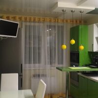 Cocina verde con barra de desayuno.