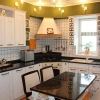 Diseño de cocina con campana en la esquina.