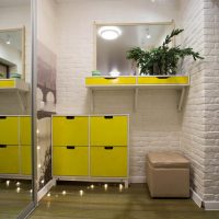 tonos de amarillo en el interior del pasillo