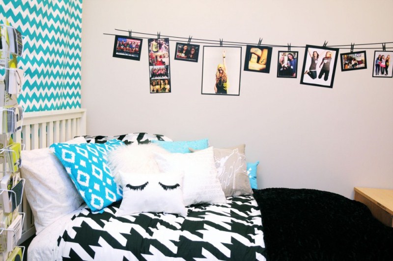 Exposition de photos sur la corde dans la chambre