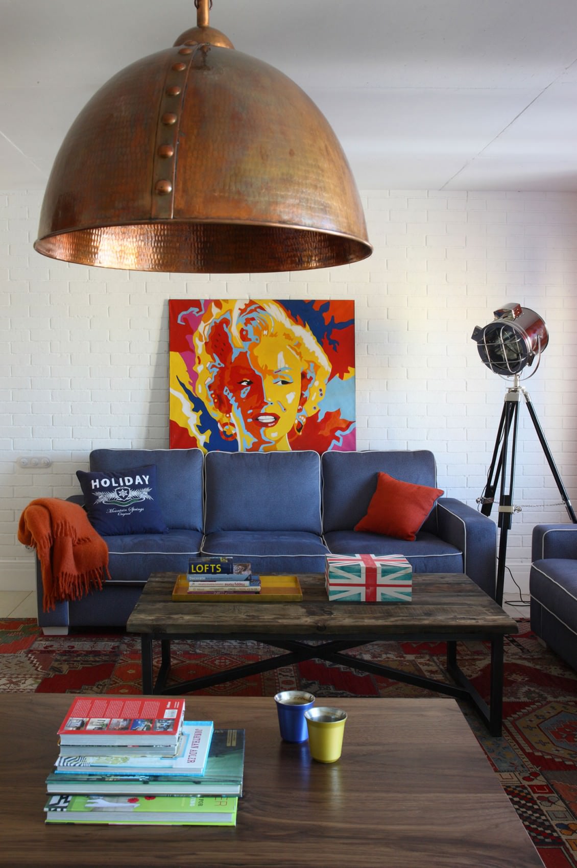 Gran lámpara de cobre en el techo de la sala de estar en estilo pop art
