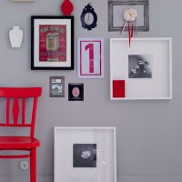 Silla roja contra una pared de luz