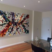 Pintura abstracta en el interior de la casa