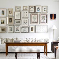 Colección de cuadros sobre el sofá de la sala de estar.