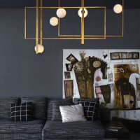 Interior de una sala gris con una foto en el piso