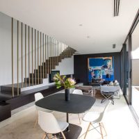 Techo blanco en la sala de estar con escaleras