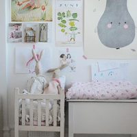 Dibujos infantiles sobre la cuna para el bebé.