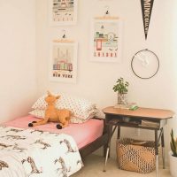 Cuna en una habitación luminosa