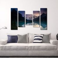 Almohadas de rayas en el sofá de la sala de estar