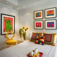 Almohadas decorativas con motivos geométricos.
