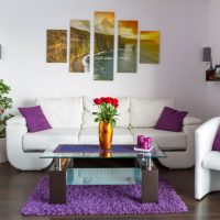Color morado en el diseño de la sala de estar.