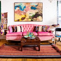 Sofá rosa en una moderna sala de estar