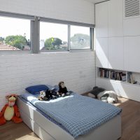 Mur de briques blanches dans une chambre d'enfants