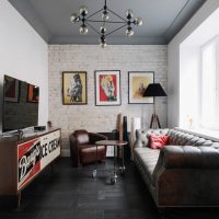 Plafond gris dans un salon étroit