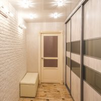 Armoire coulissante dans un couloir étroit