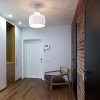 Interphone sur un mur d'escalier blanc