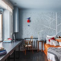 Mur de briques bleues dans la chambre