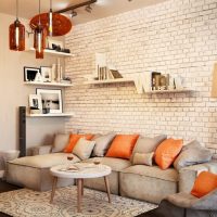 Décor de salon avec des étagères ouvertes