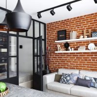 Étagères avec des décorations sur le canapé dans le salon