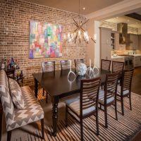Coin repas avec chaises en bois