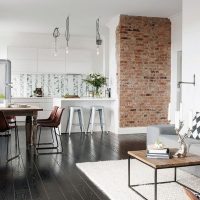 Cuisine-salon avec un accent de brique