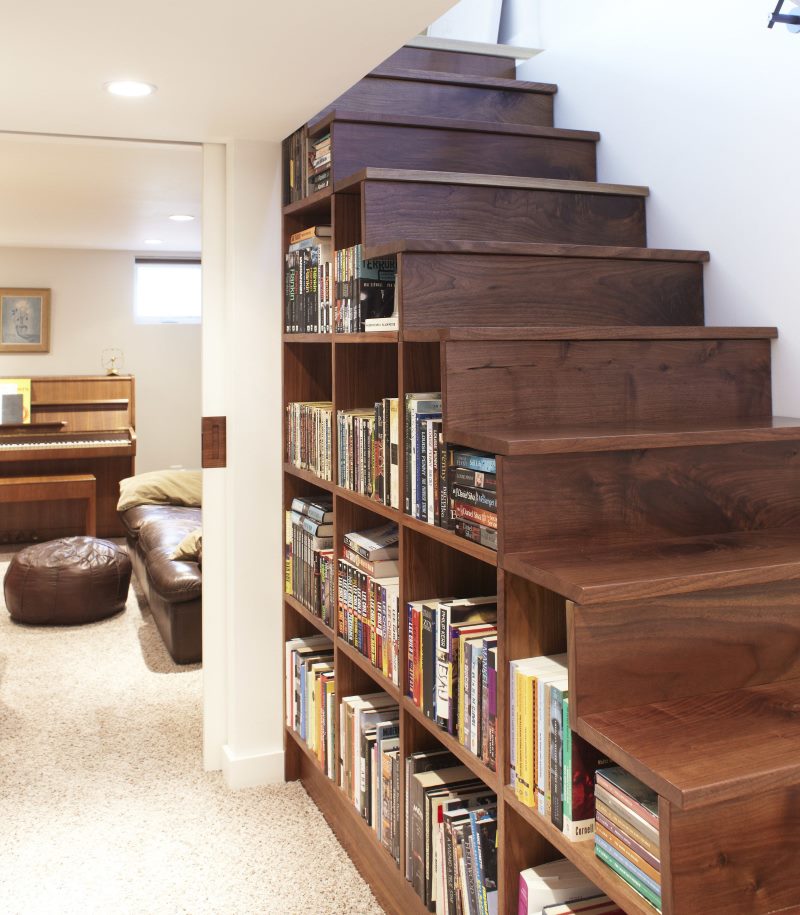 Bibliothèque sous les escaliers au deuxième étage d'une maison privée
