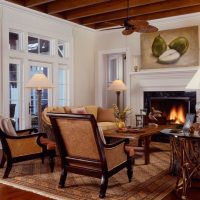 chaises en bois sur le tapis dans le salon