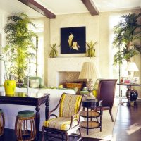 Palmiers à l'intérieur d'un salon moderne