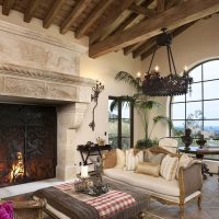 Grande fenêtre cintrée dans le salon colonial