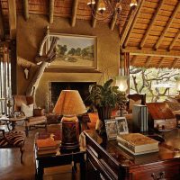 Bureau en bois dans le salon d'une maison privée